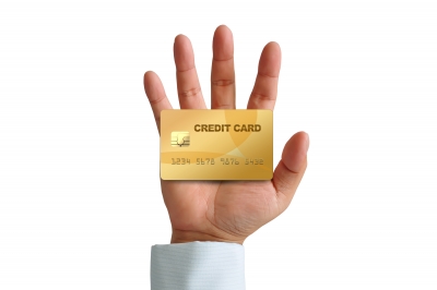 karta kredytowa na dłoni